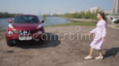 女孩看到了一辆新车。 男人挥舞着钥匙，女孩拿起钥匙跑过去拥抱汽车。 4K慢慢